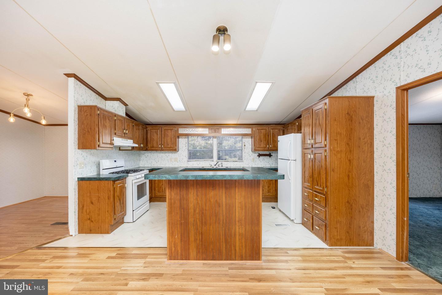 22147 Royal Oak Rd Property Photo 11