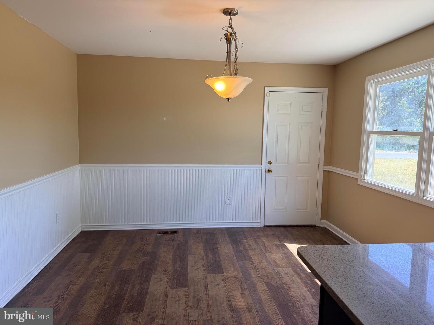 1122 Nevins Pl Property Photo 6