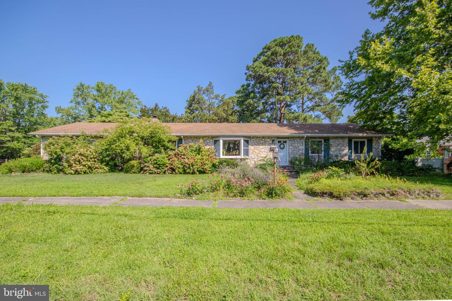 816 RIVERSIDE DR Property Photo 1