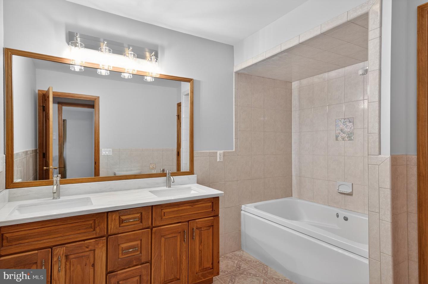 1006 S Schumaker Dr Property Photo 20