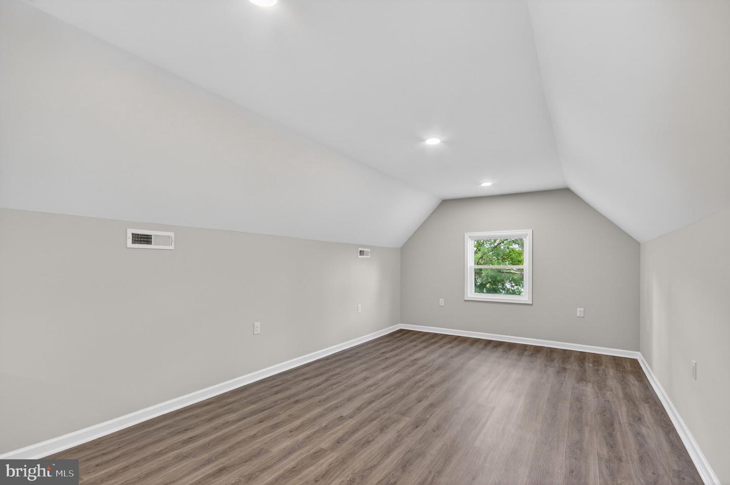 1006 S Schumaker Dr Property Photo 42