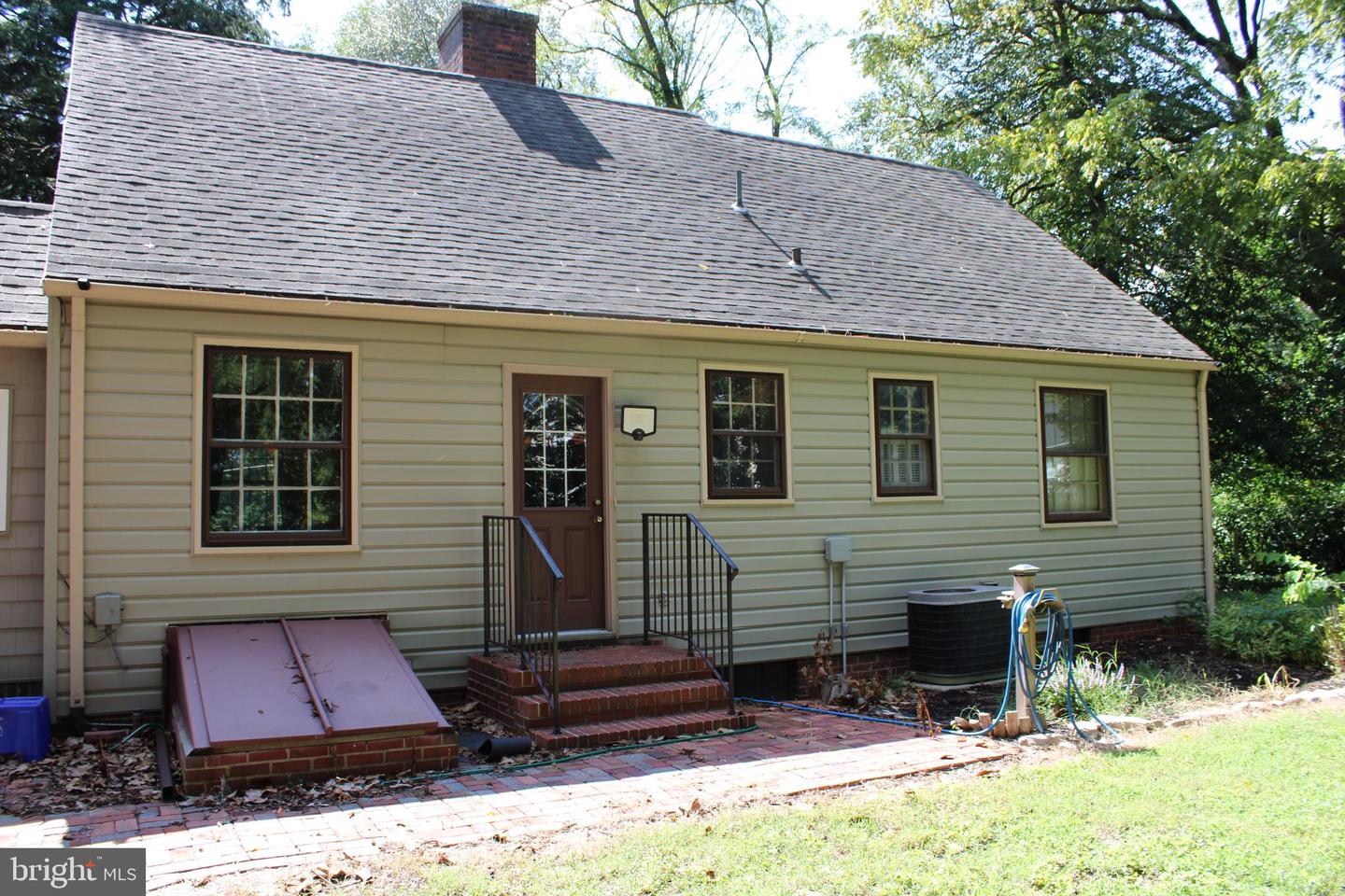 215 N Park Dr Property Photo 4