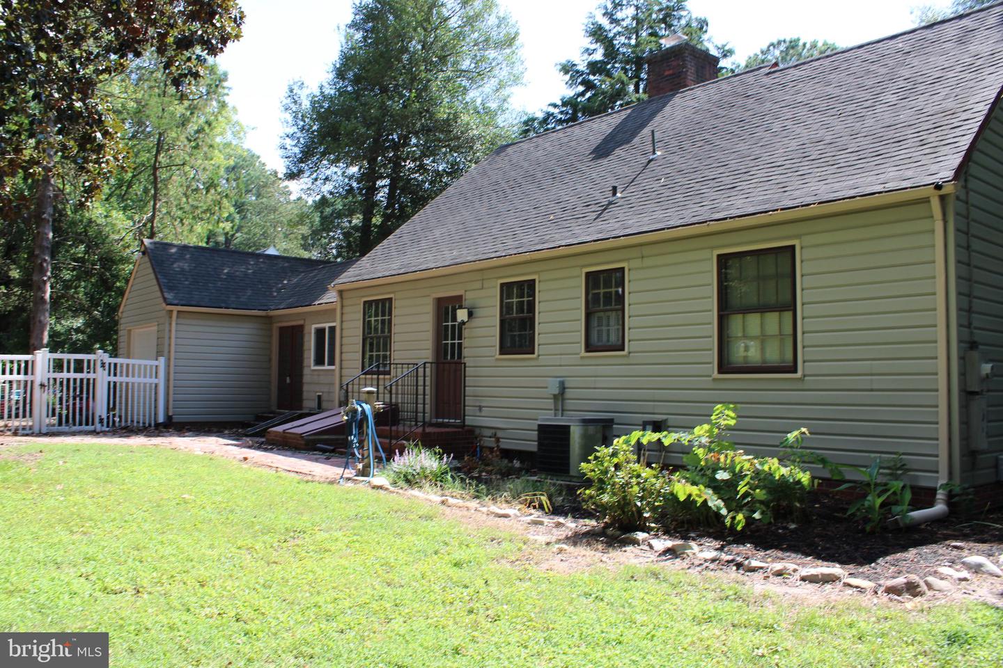 215 N Park Dr Property Photo 5
