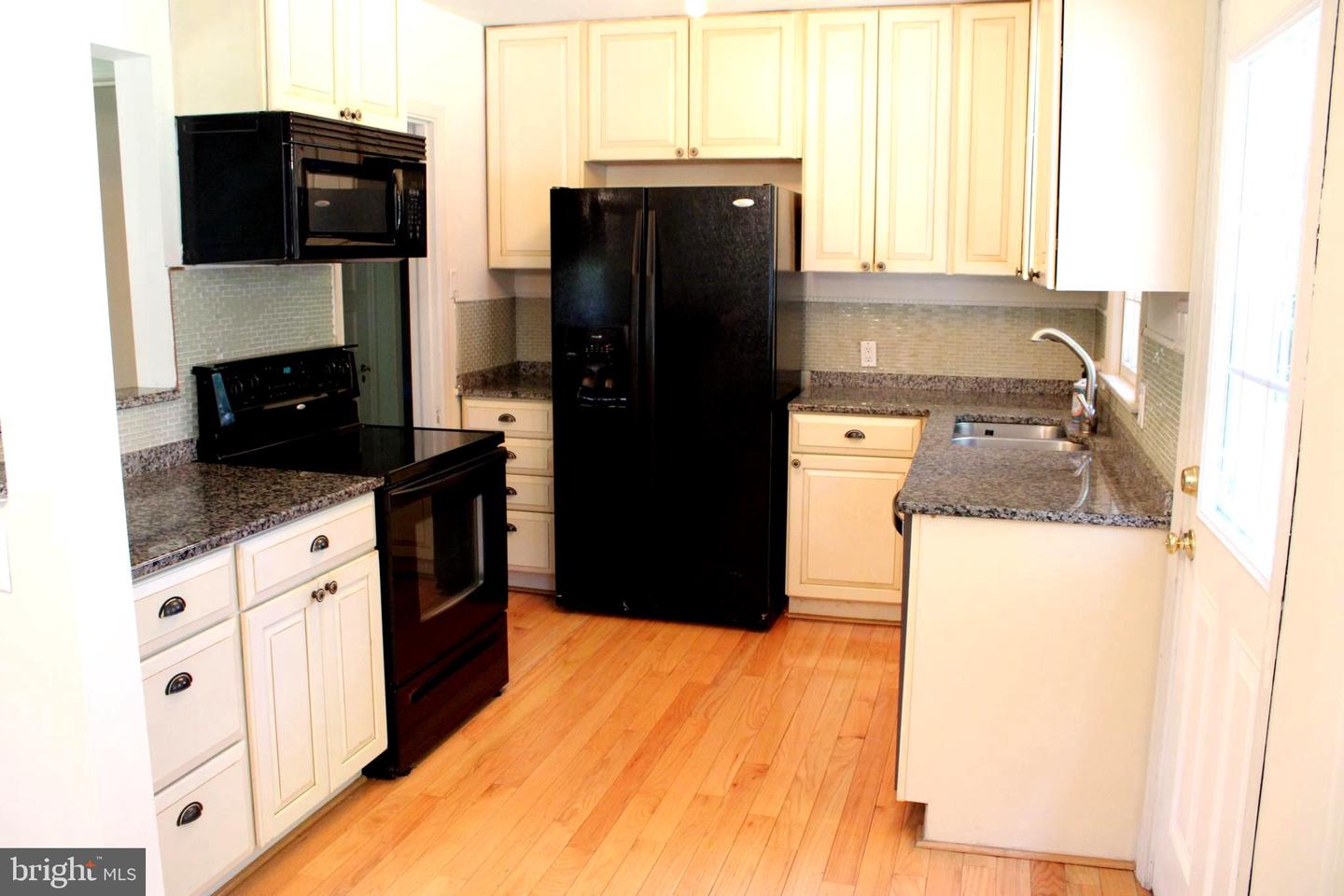 215 N Park Dr Property Photo 9