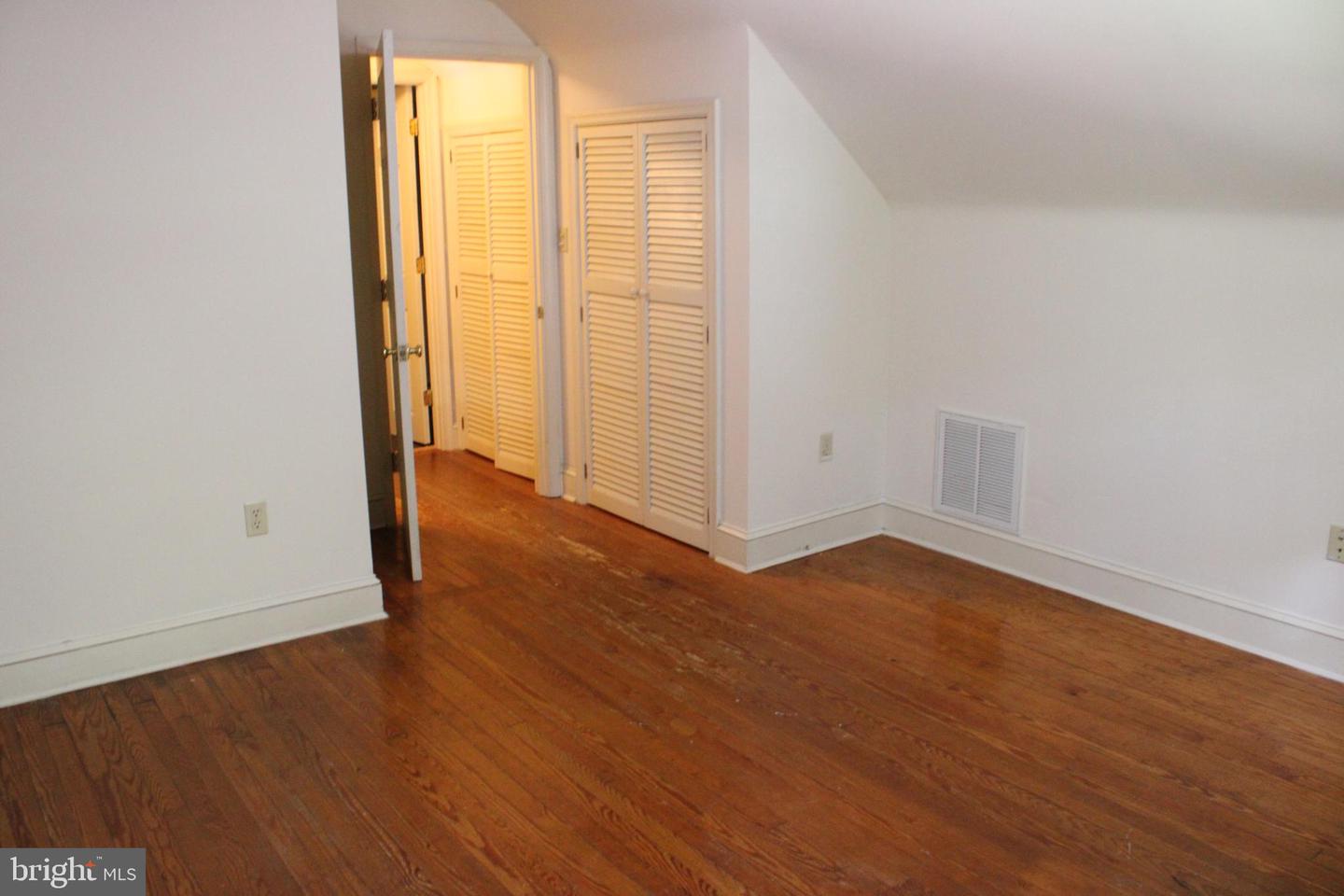 215 N Park Dr Property Photo 33