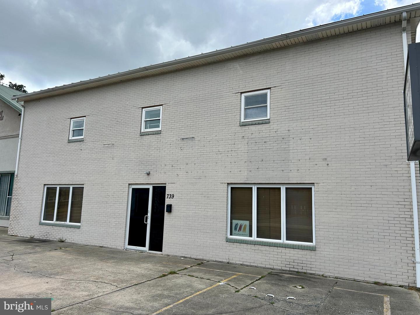 739 E Main St #b Property Photo 1
