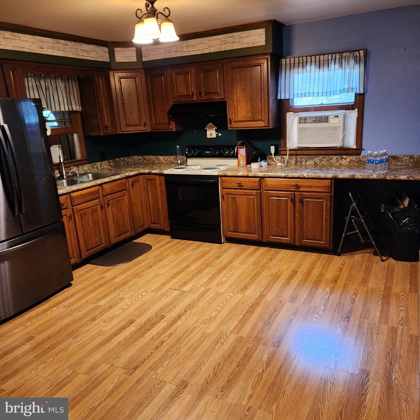 352 Carey Ave Property Photo 2