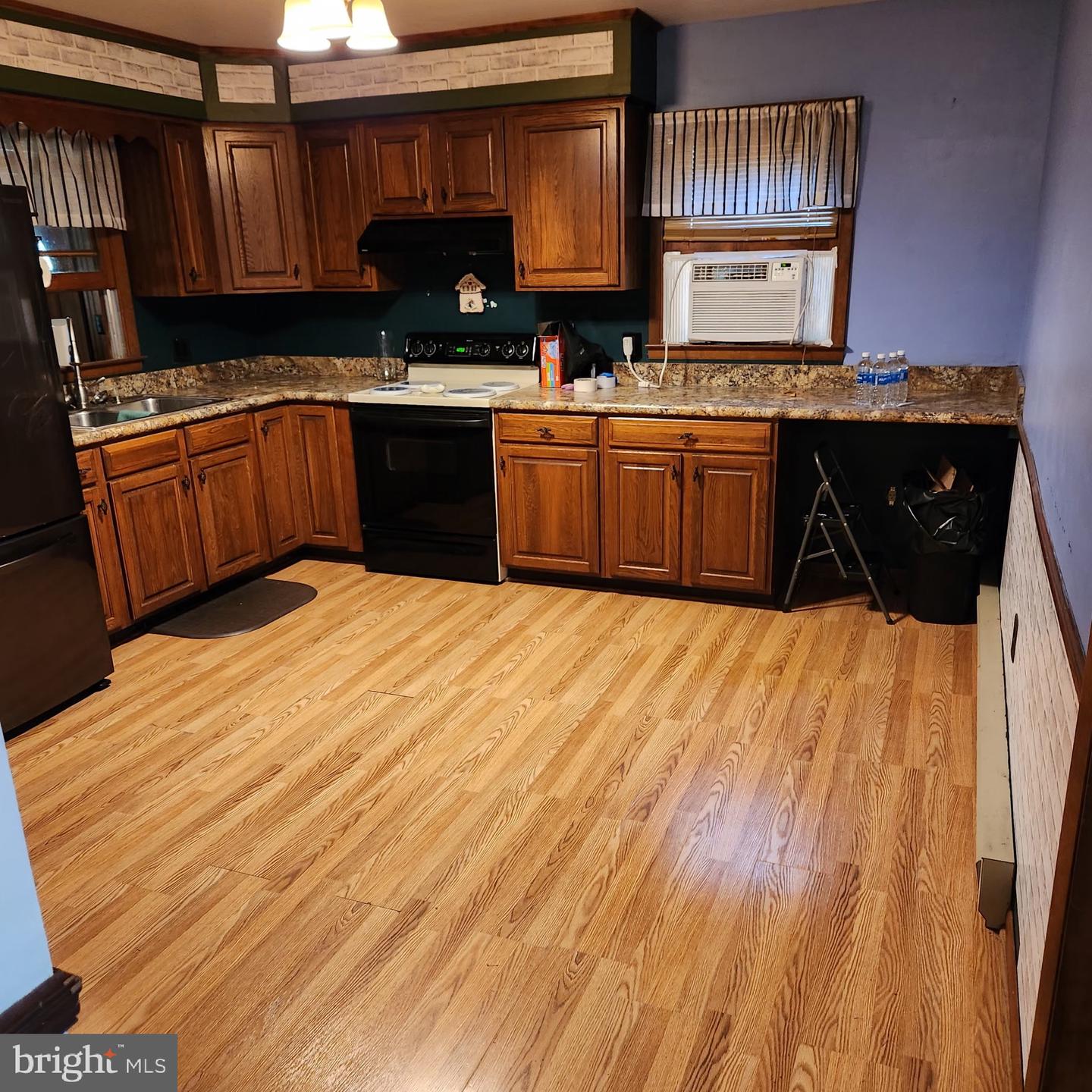 352 Carey Ave Property Photo 3