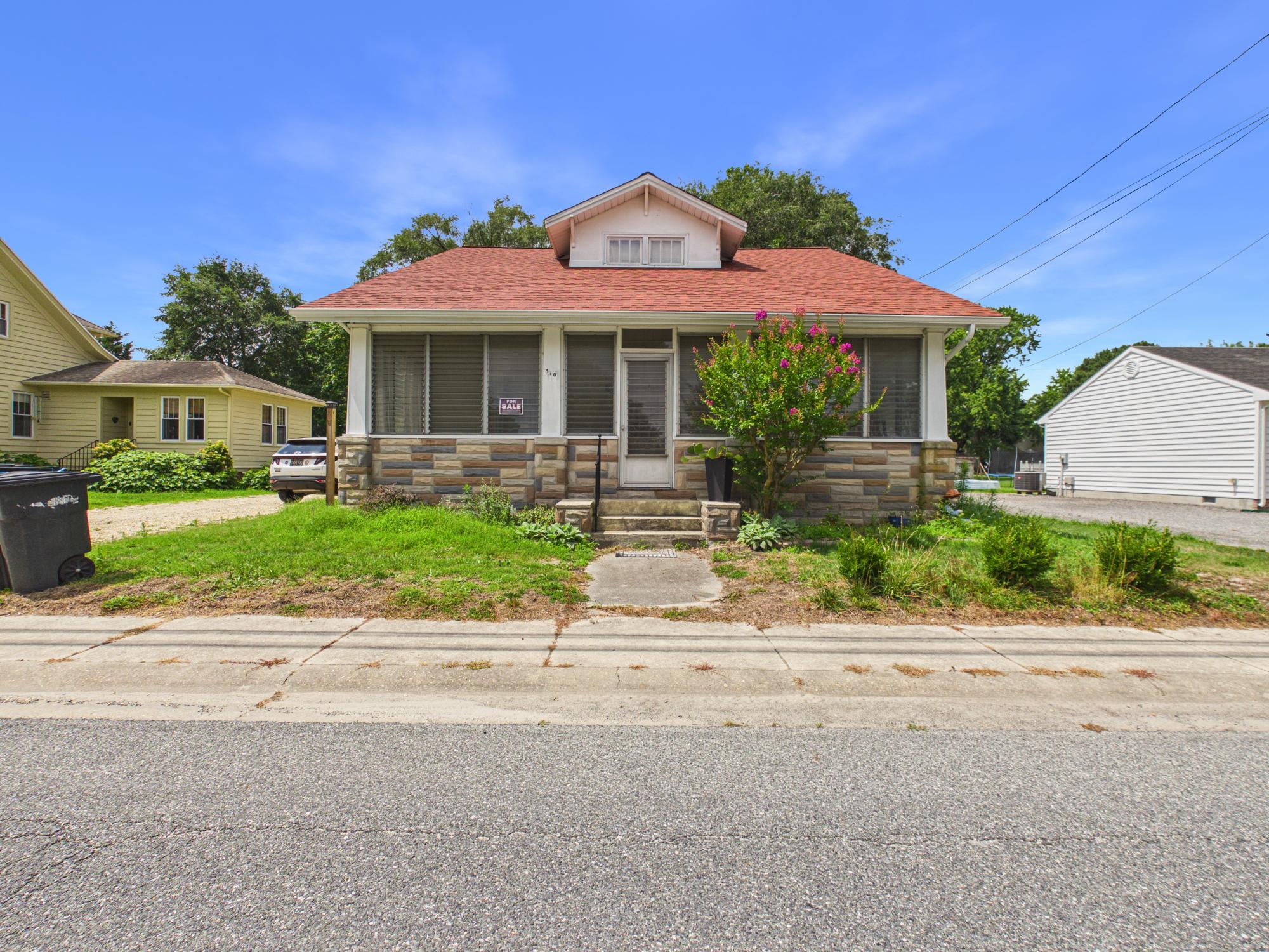 310 Lillian St Property Photo 1