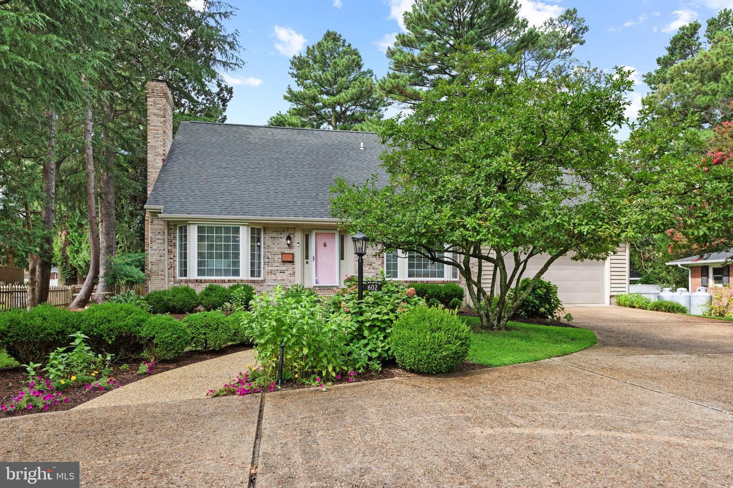 602 Crestview Ln Property Photo 3