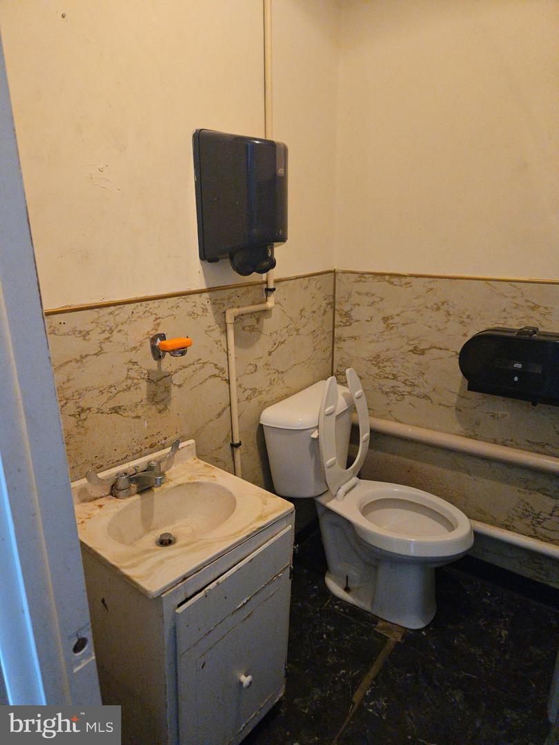 215 Ohio Ave #c Property Photo 4