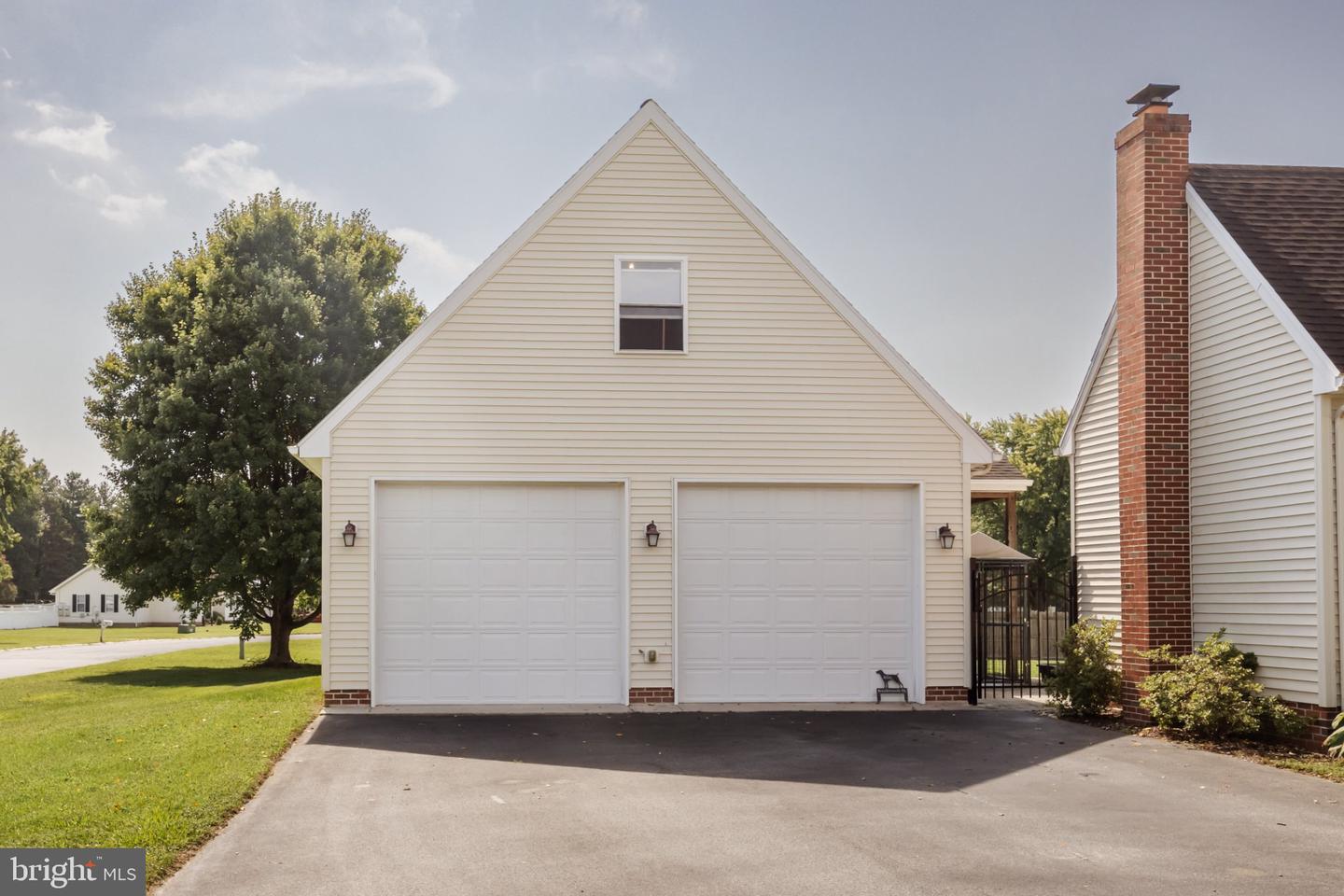 806 Brookmeade Ct Property Photo 18