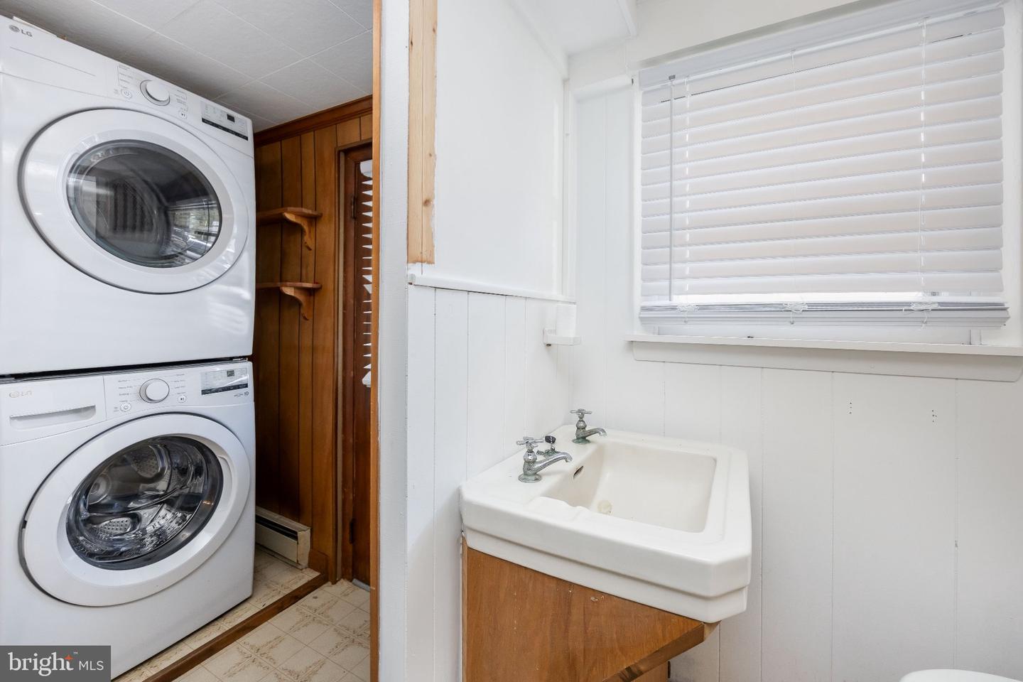 111 E Lillian St Property Photo 17