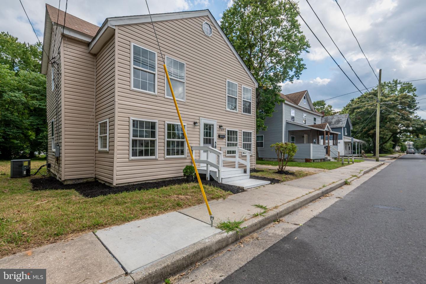 139 2nd St Property Photo 1