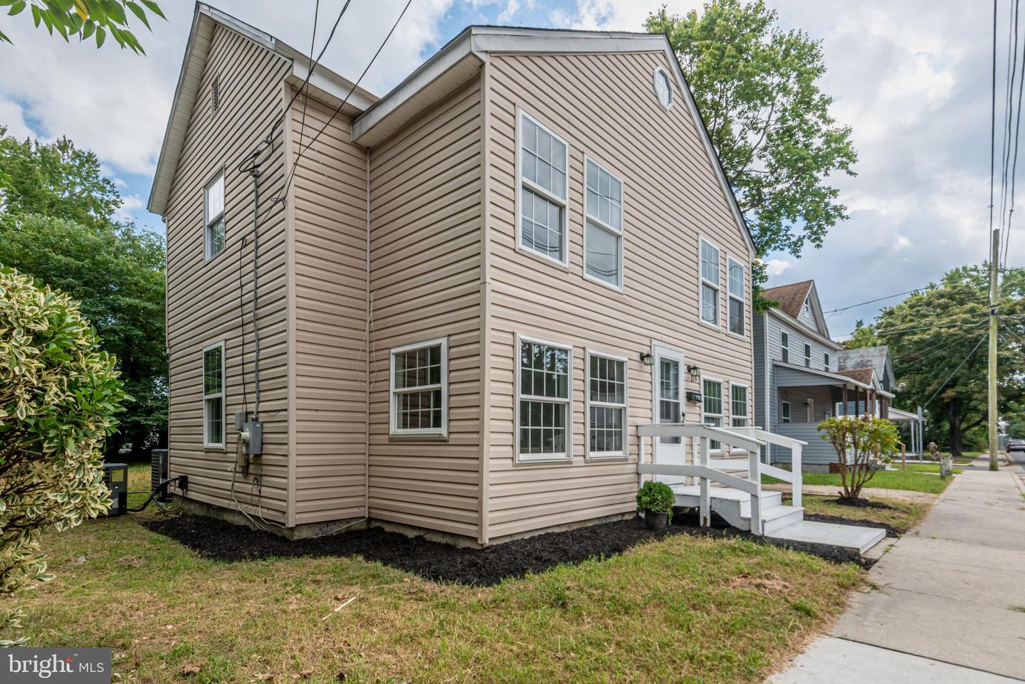 139 2nd St Property Photo 3