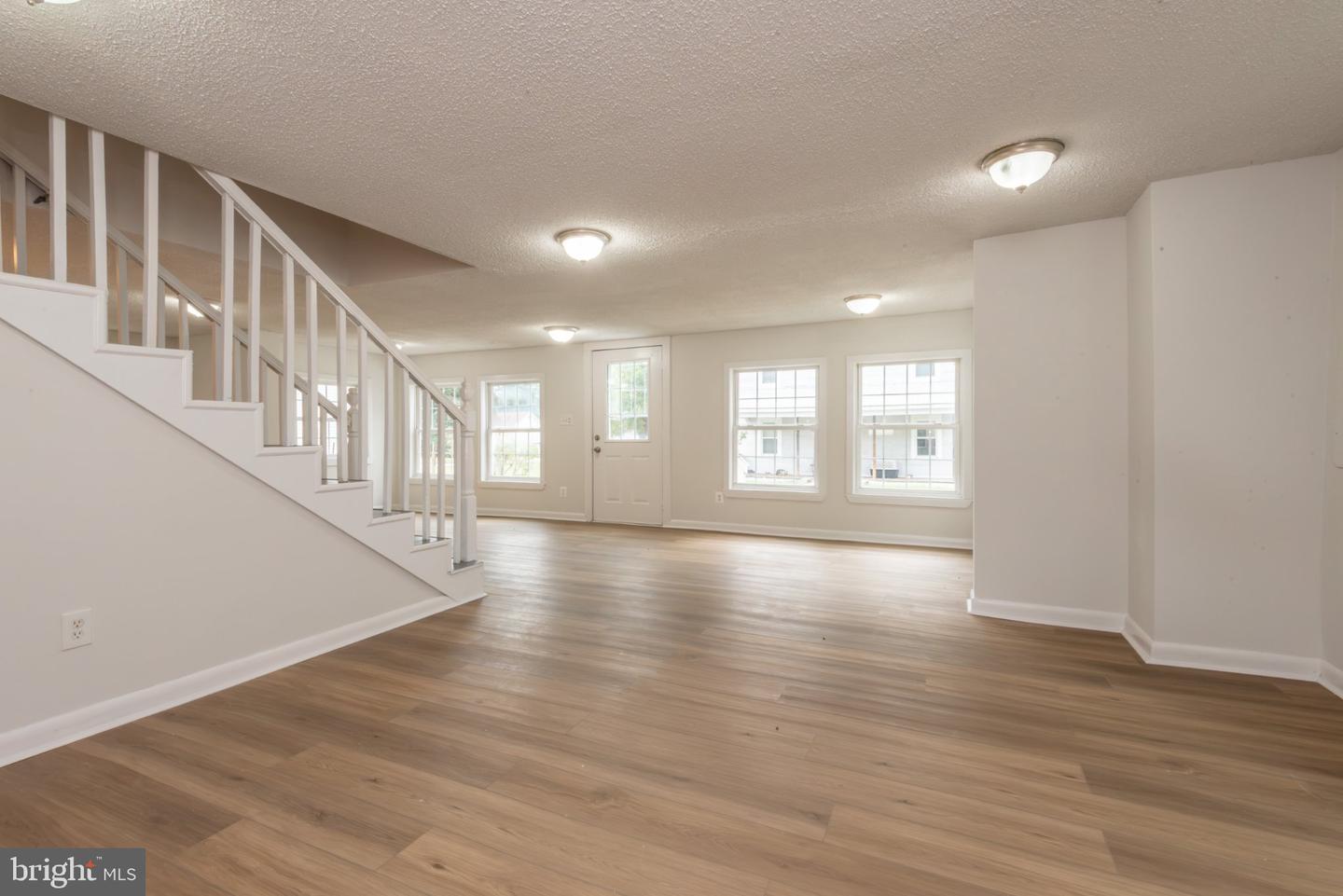 139 2nd St Property Photo 5