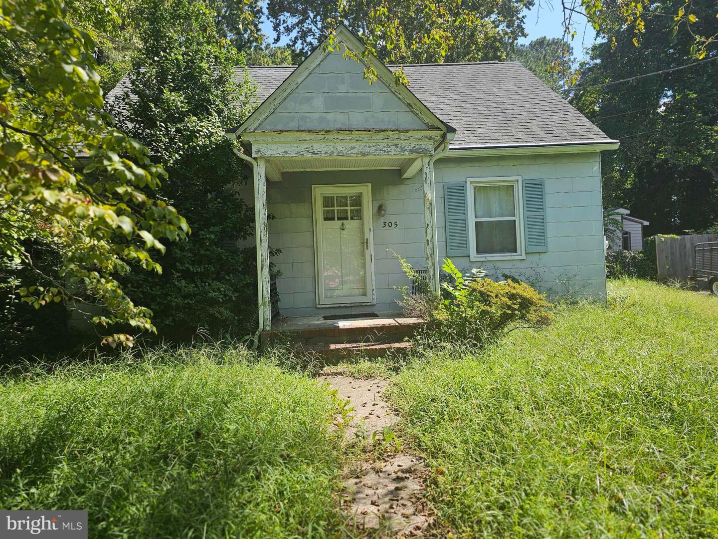 305 CEDAR DR Property Photo 1
