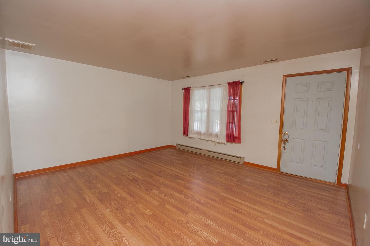607 E Pine St Property Photo 4