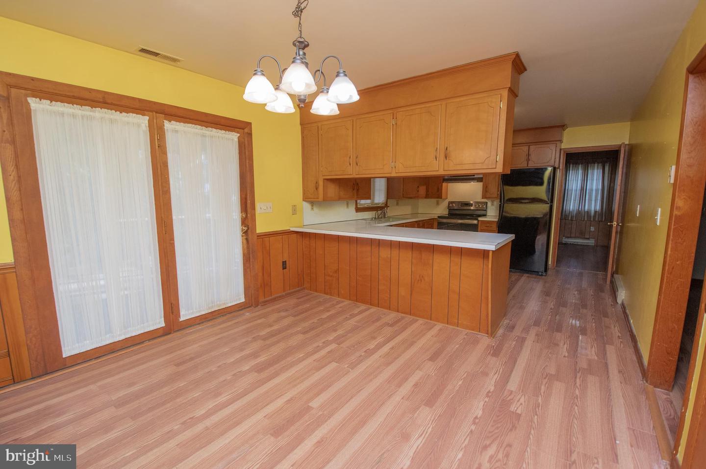 607 E Pine St Property Photo 5