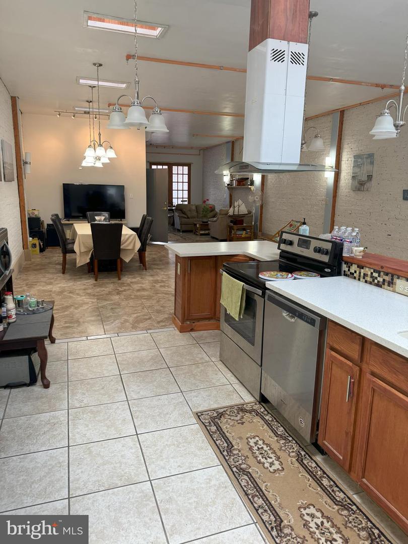 110 W Green Street Property Photo 32