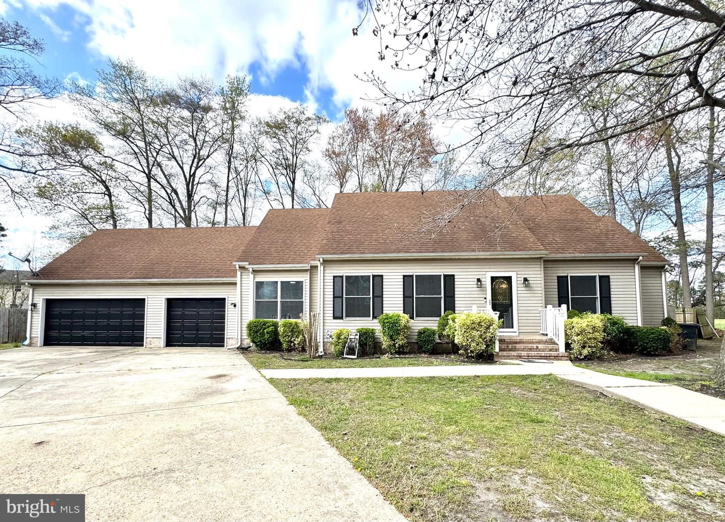 833 White Oaks Ln Property Photo 1