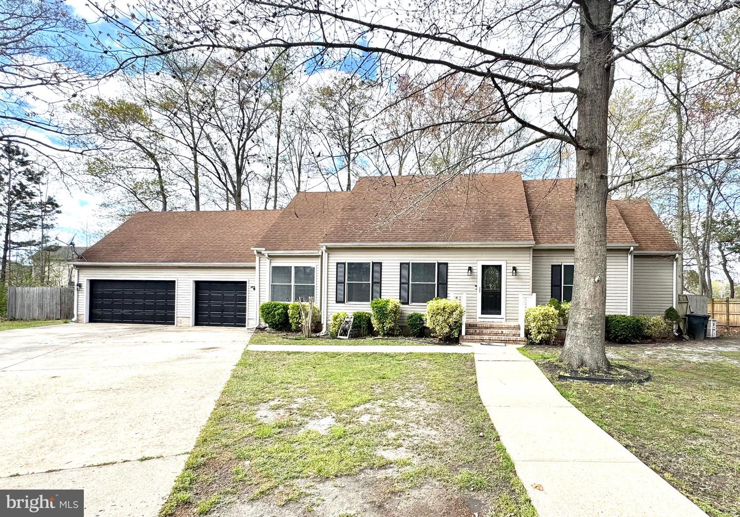 833 White Oaks Ln Property Photo 2