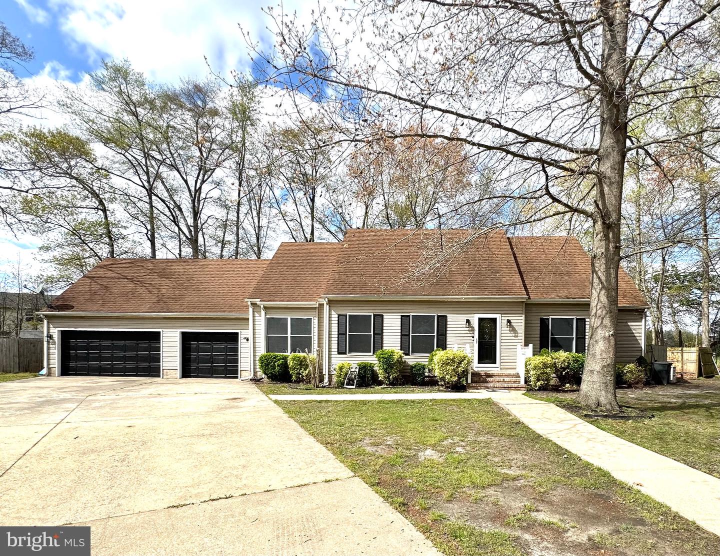 833 White Oaks Ln Property Photo 3