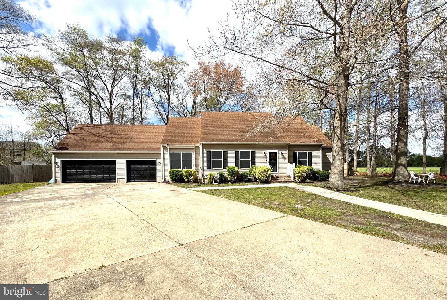 833 White Oaks Ln Property Photo 5