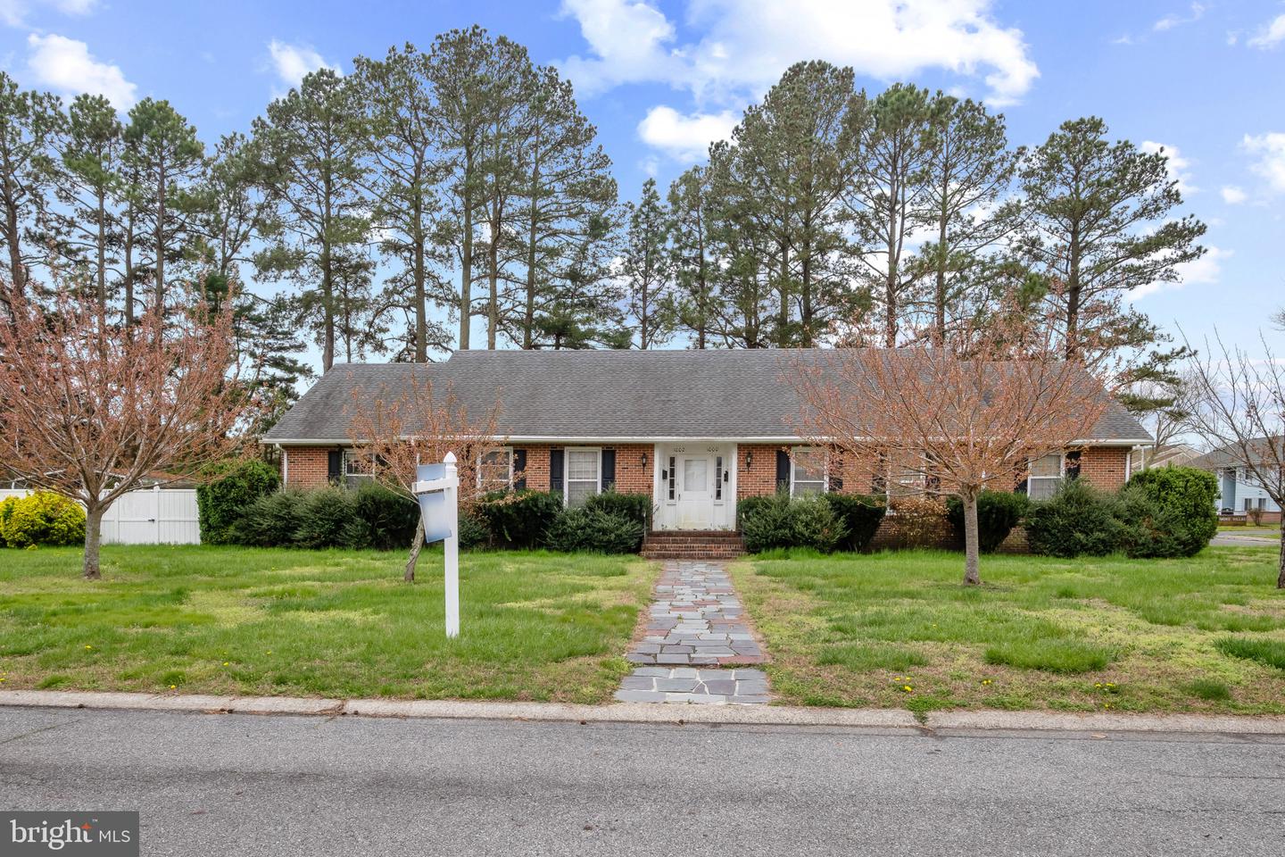 1002 LAUREL ST Property Photo 1
