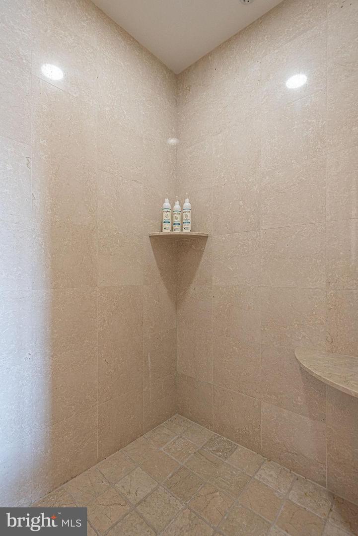 301 14th St #205 Property Photo 31