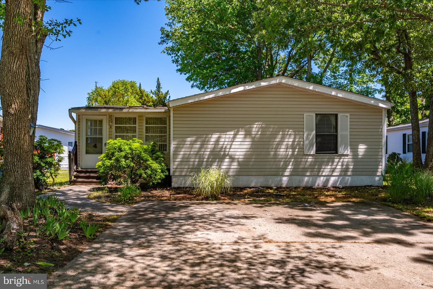 4 ANCHOR WAY DR Property Photo 1