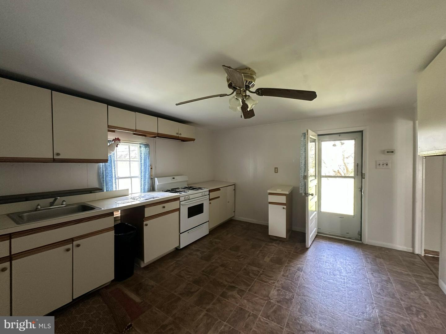 10037 Main St Property Photo 18