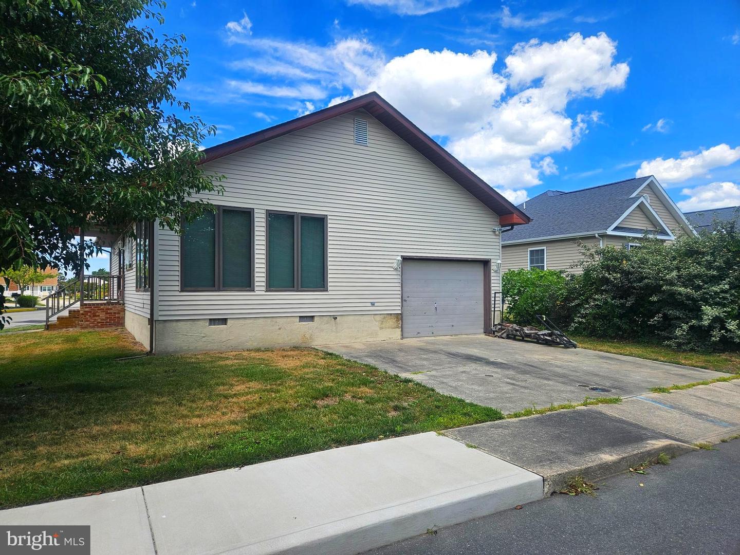 400 136TH ST Property Photo 1