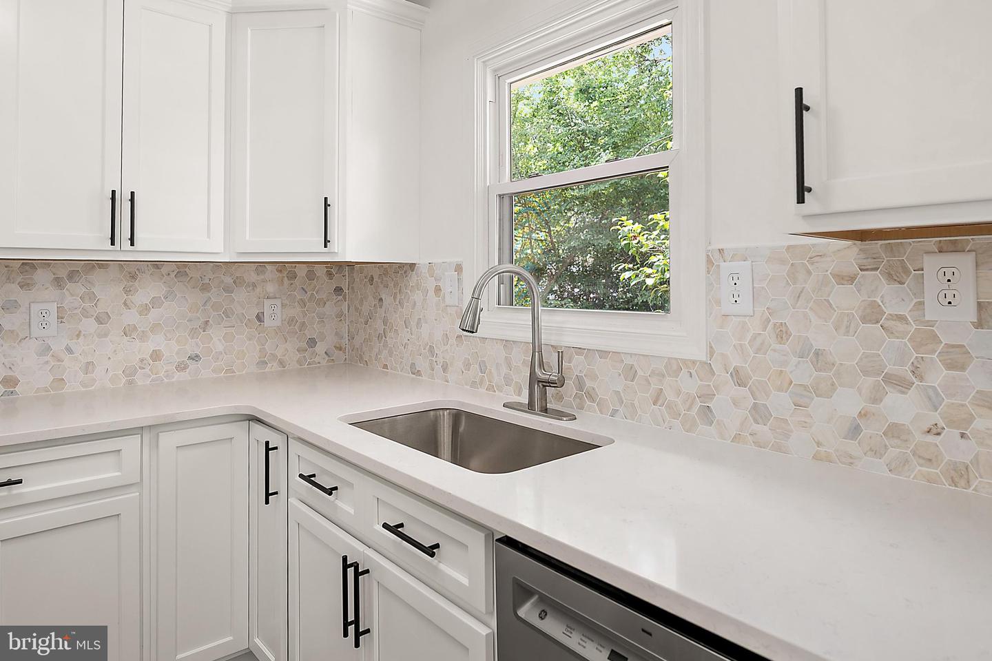 302 Franklin Ave Property Photo 4