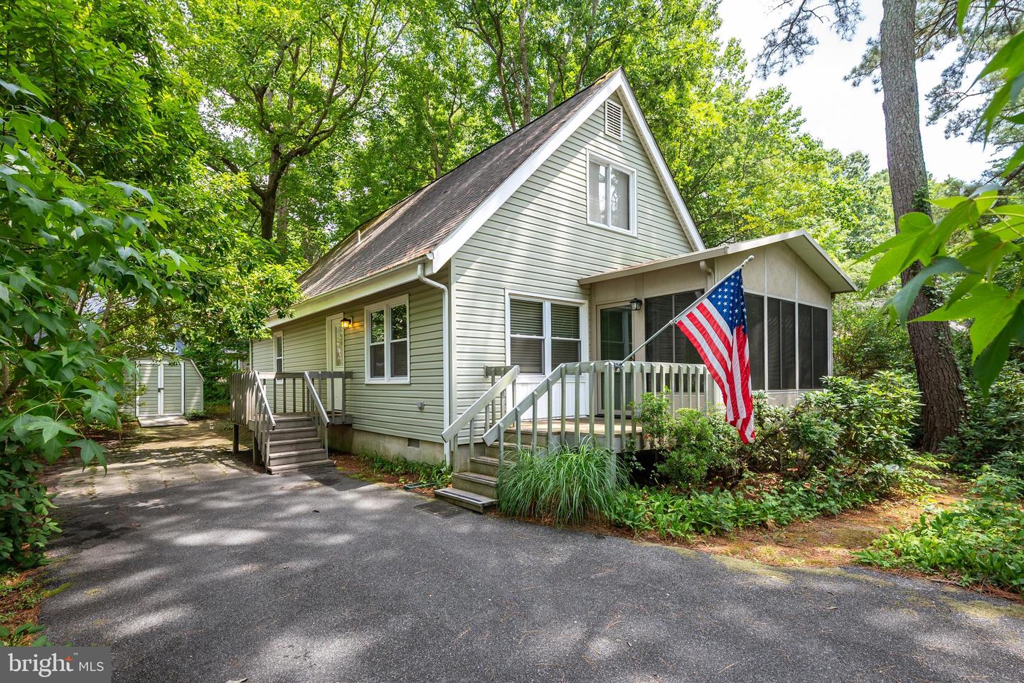 7 ROYAL OAKS DR Property Photo 1