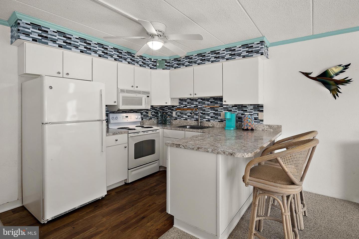 8 35th St #201 Property Photo 16