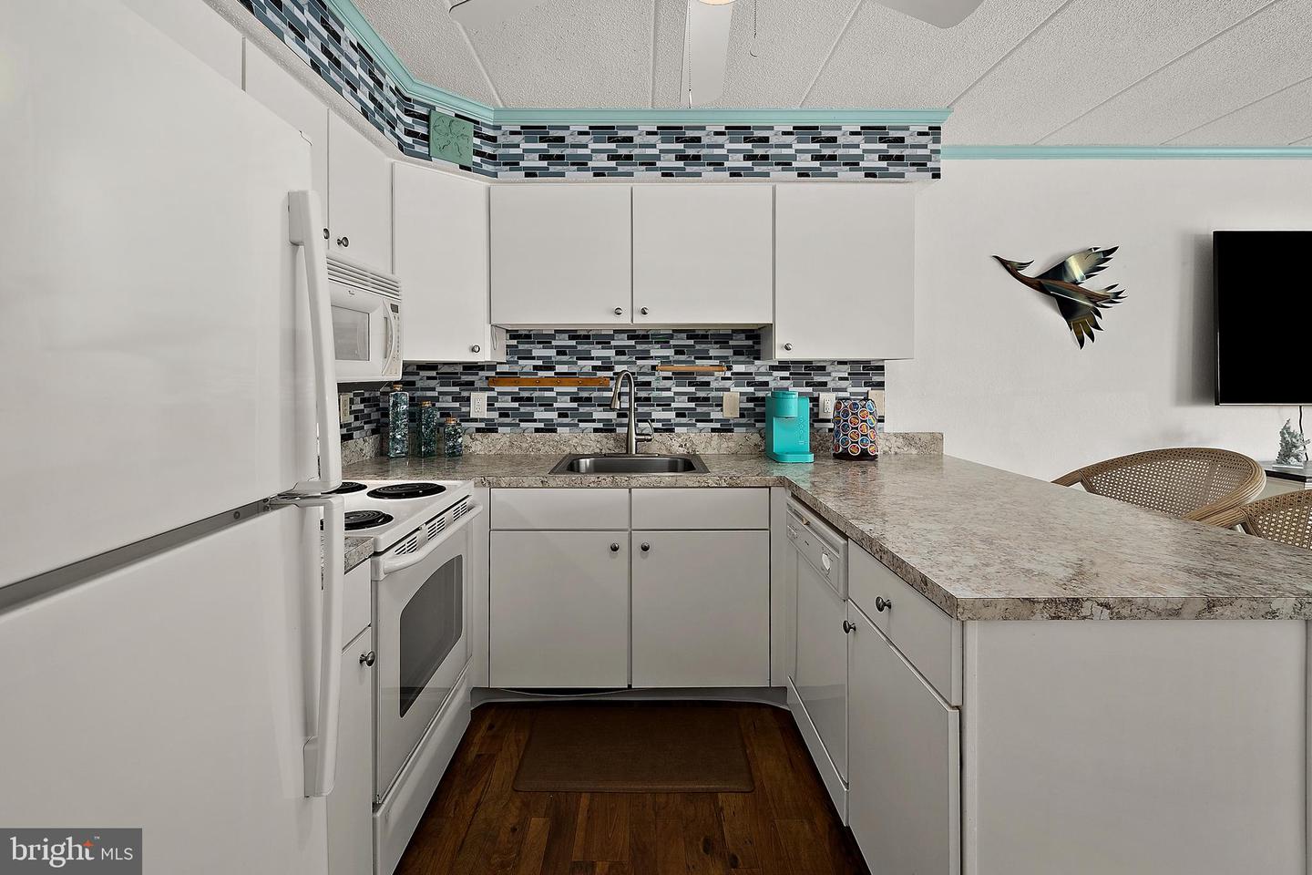 8 35th St #201 Property Photo 17
