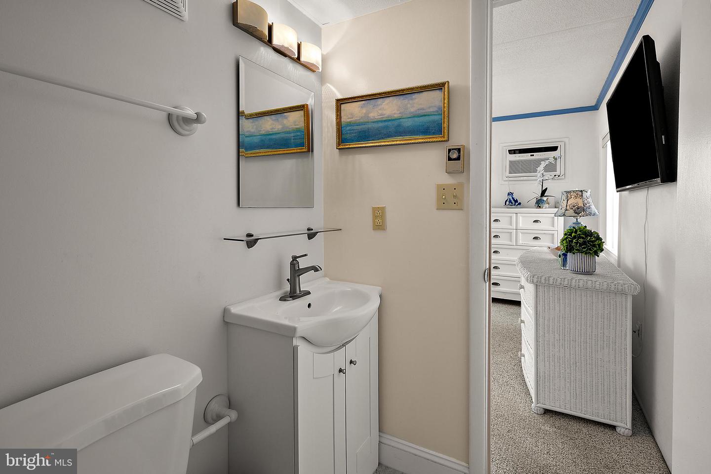 8 35th St #201 Property Photo 39