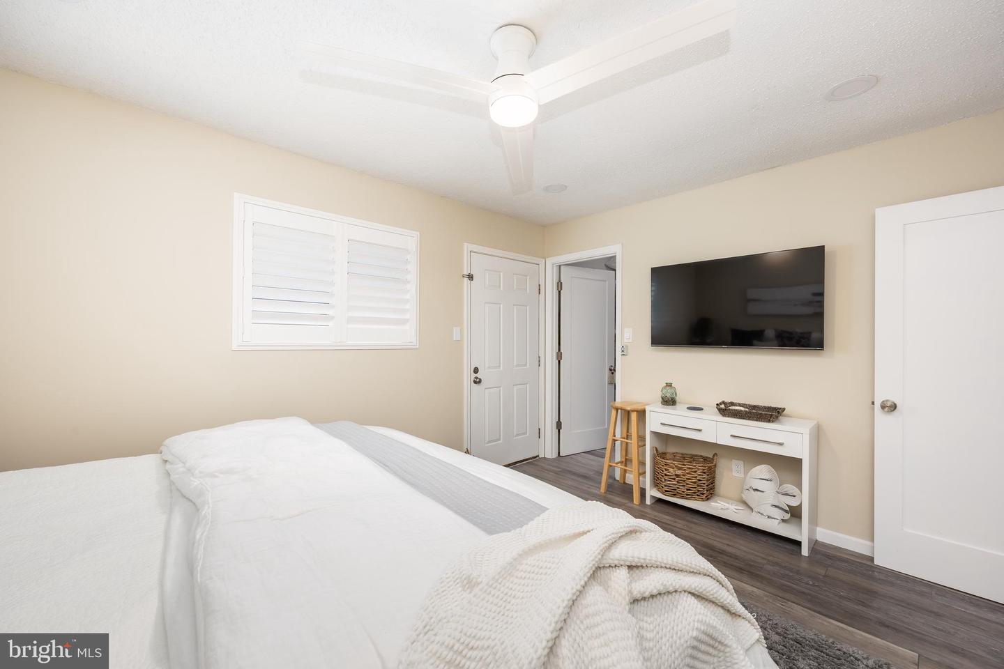 14402 Jarvis Ave #5a Property Photo 28