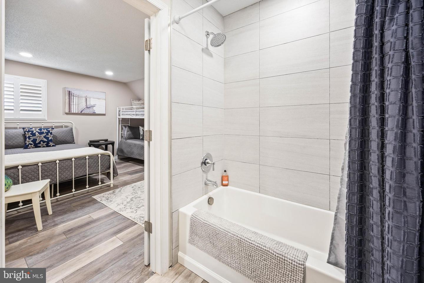 14402 Jarvis Ave #5a Property Photo 42