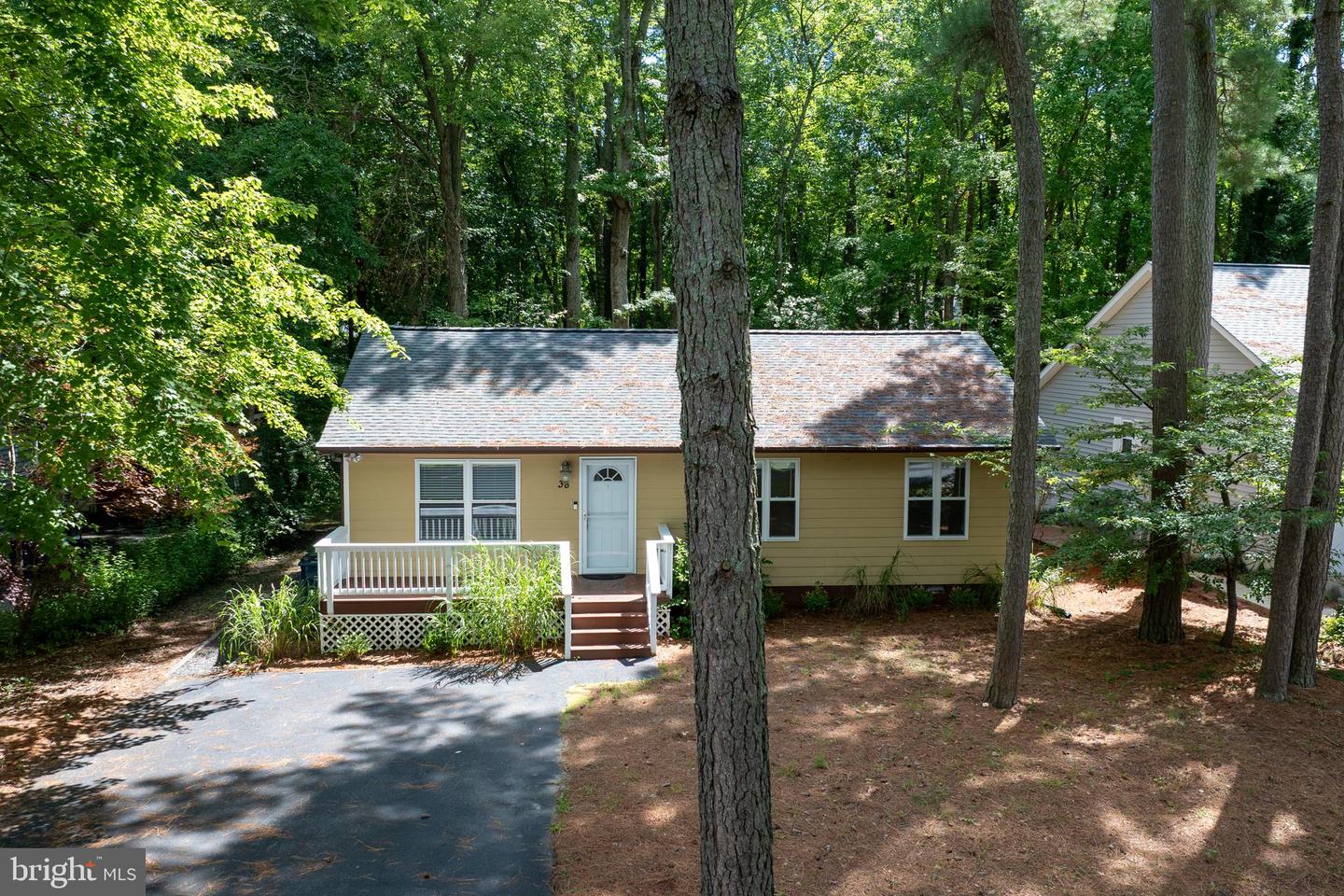 38 FAIRWAY LN