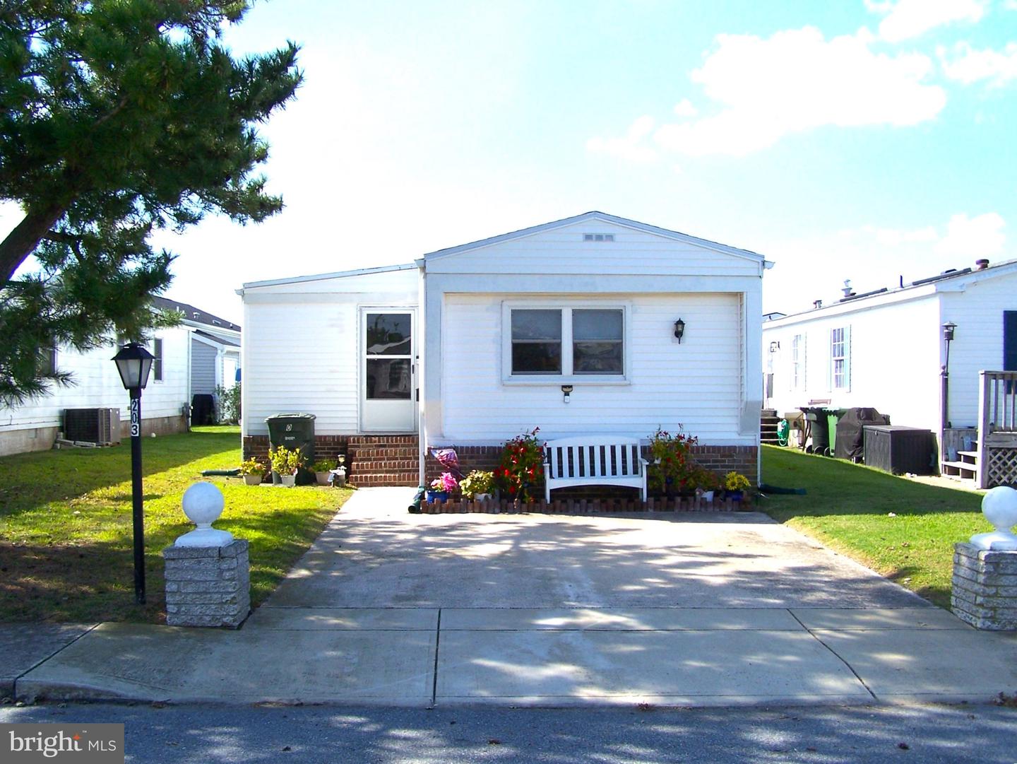 203 Clam Shell Rd Property Photo 1