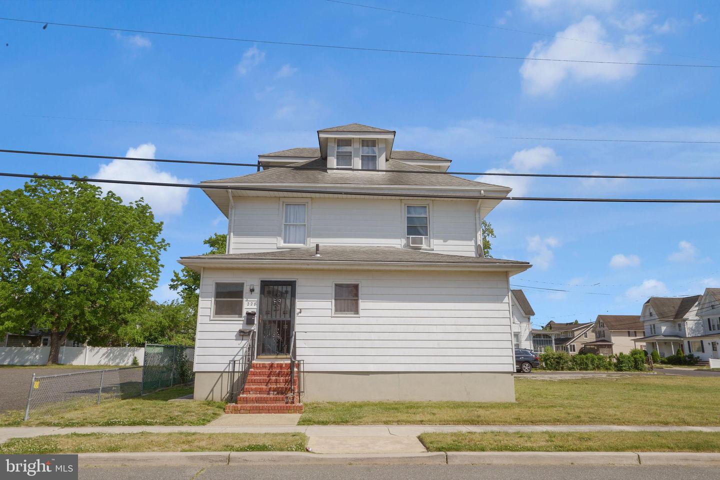228 Pleasant St E Property Photo 21