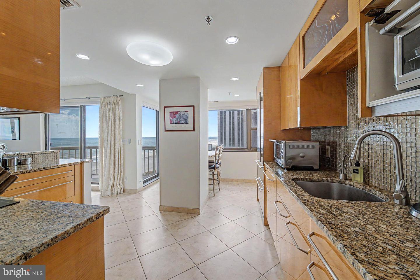 3101 Bdwk 1503-1505 T2 Property Photo 18