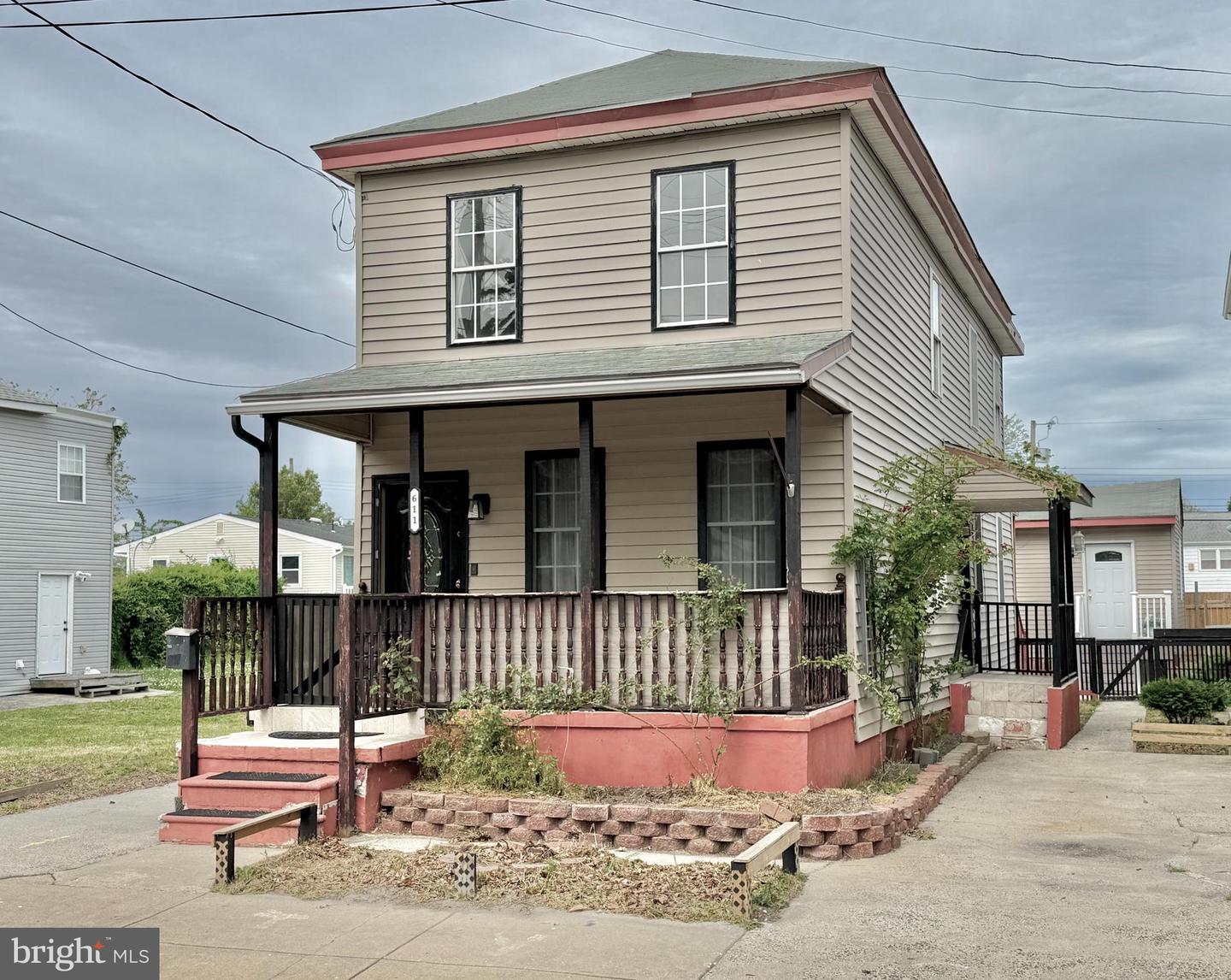 611 N Indiana Ave Property Photo 1