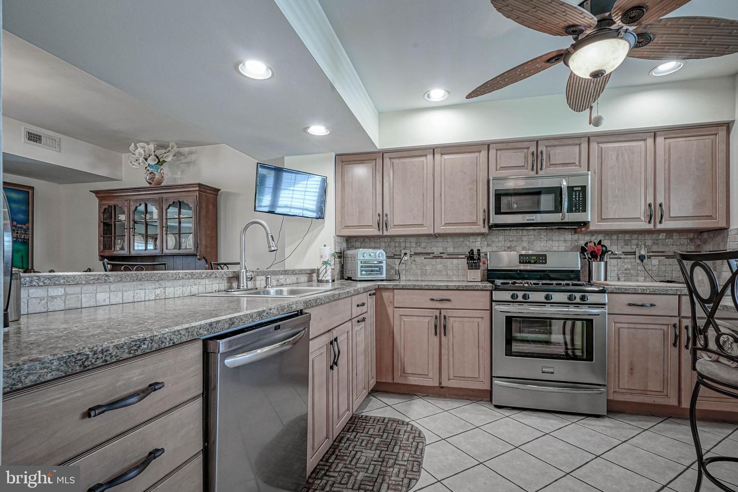 712 Lakefront Property Photo 7