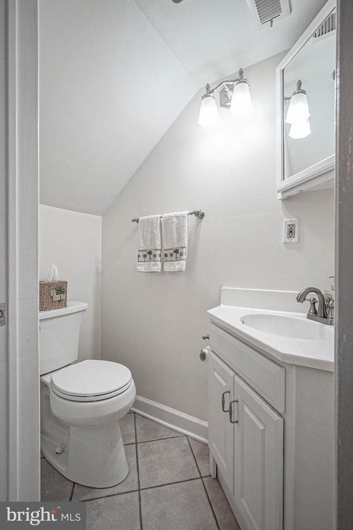 712 Lakefront Property Photo 14