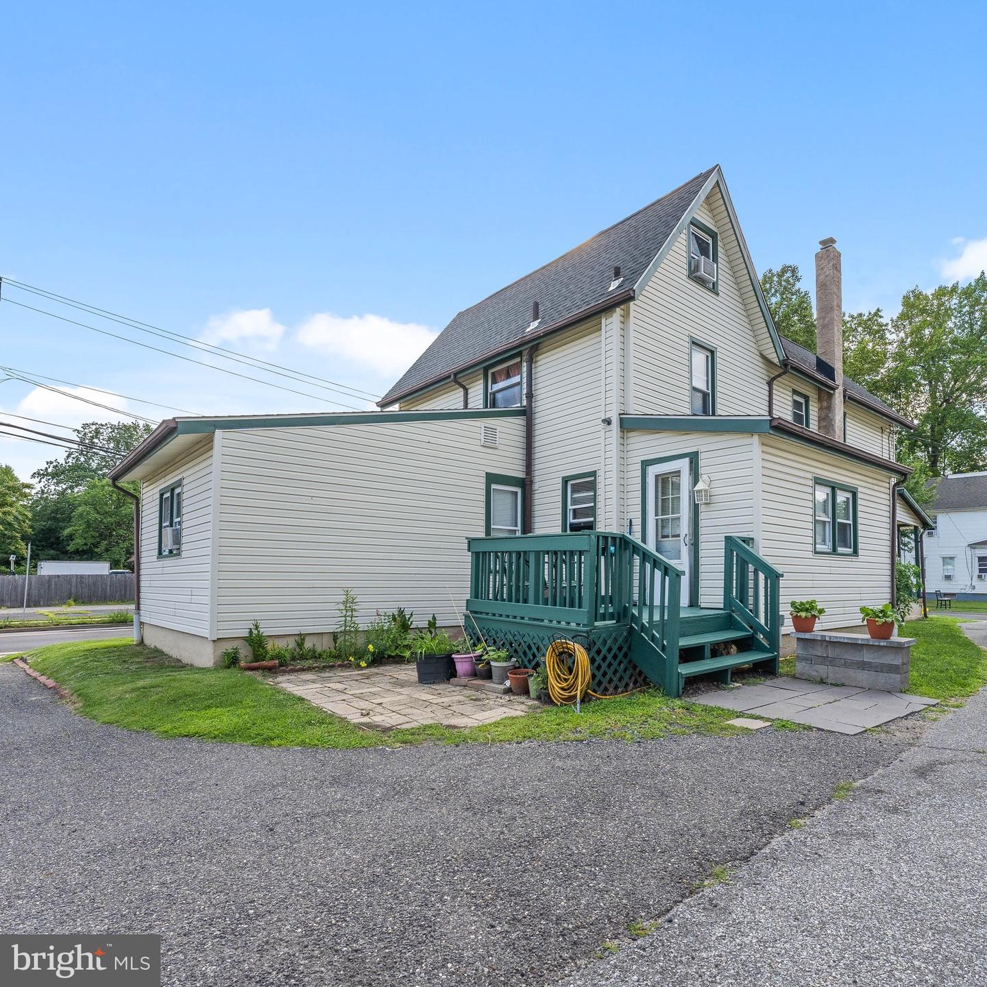102 Grape St Property Photo 8