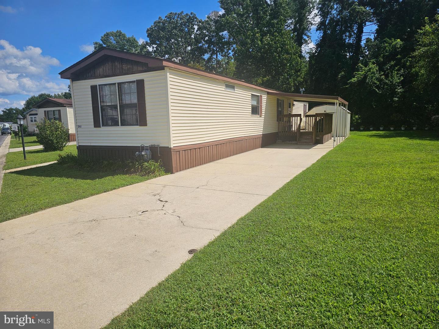 261 MAYFLOWER DR Property Photo 1