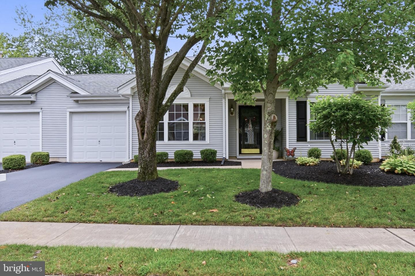 657 E Chancery Ln Property Photo 2